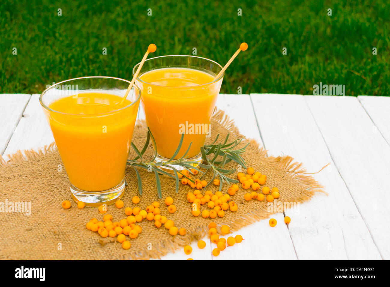 Zwei Gläser der gesunden Vitamin Sanddorn Smoothie auf einem weißen Hintergrund. Stockfoto