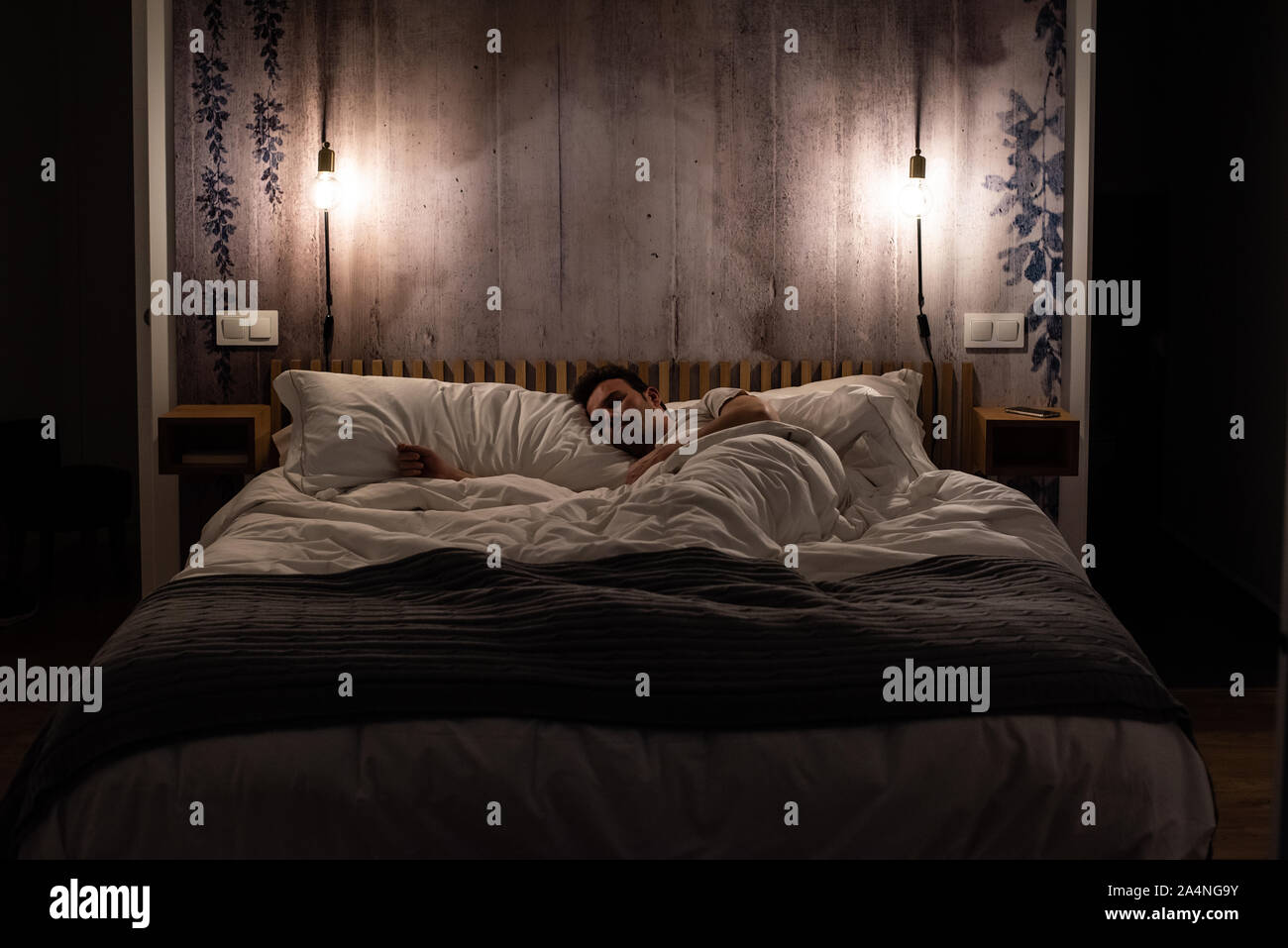 Mann Schlafen Im Bett In Ein Modernes Schones Schlafzimmer Stockfotografie Alamy
