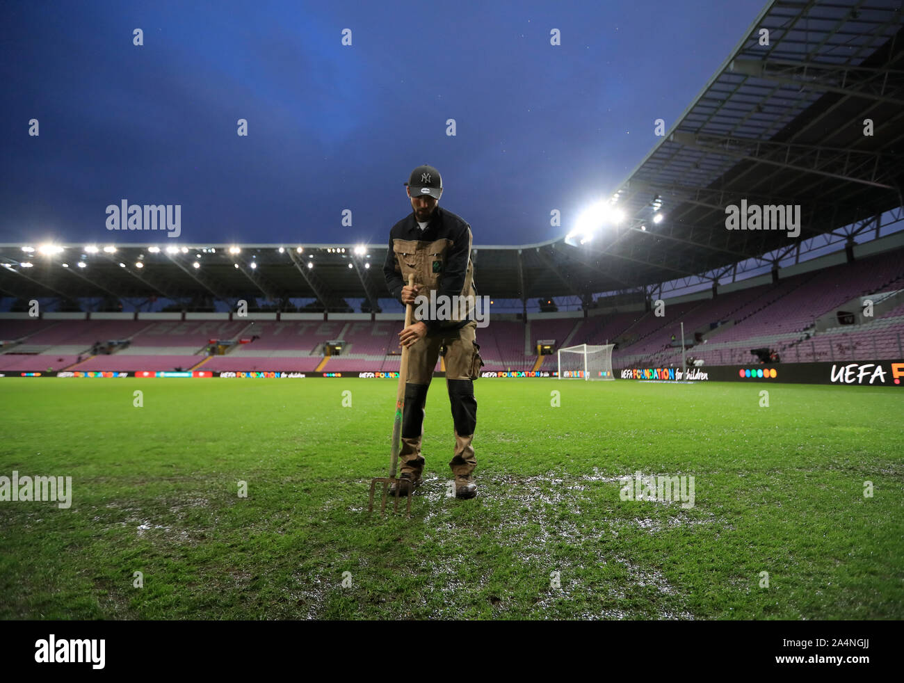 Mitarbeiter neigen dazu, die Tonhöhe vor der Schweiz v Republik Irland, UEFA Euro 2020 Qualifying Match im Stade de Geneve, Genf. Stockfoto