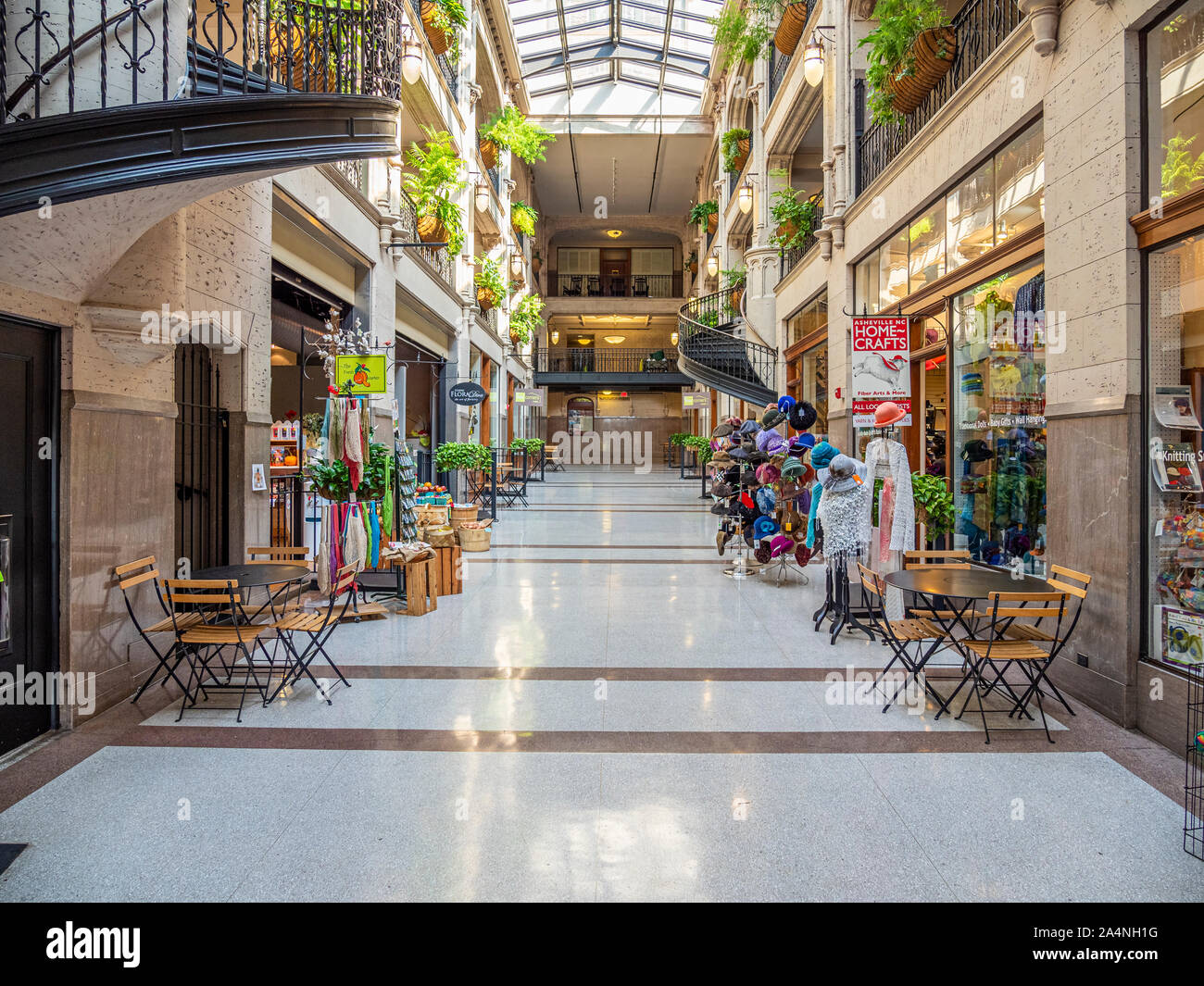 Innenraum der historischen Grove Arcade in der Innenstadt von Asheville North Carolina Stockfoto