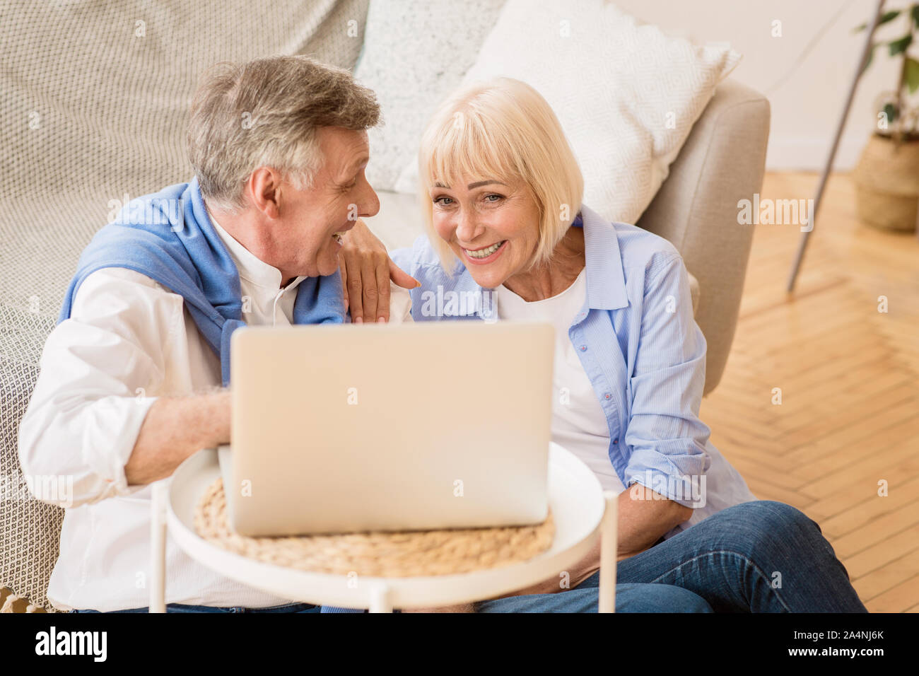Gerne reifes Paar im Internet surfen auf dem Laptop und Lachen Stockfoto
