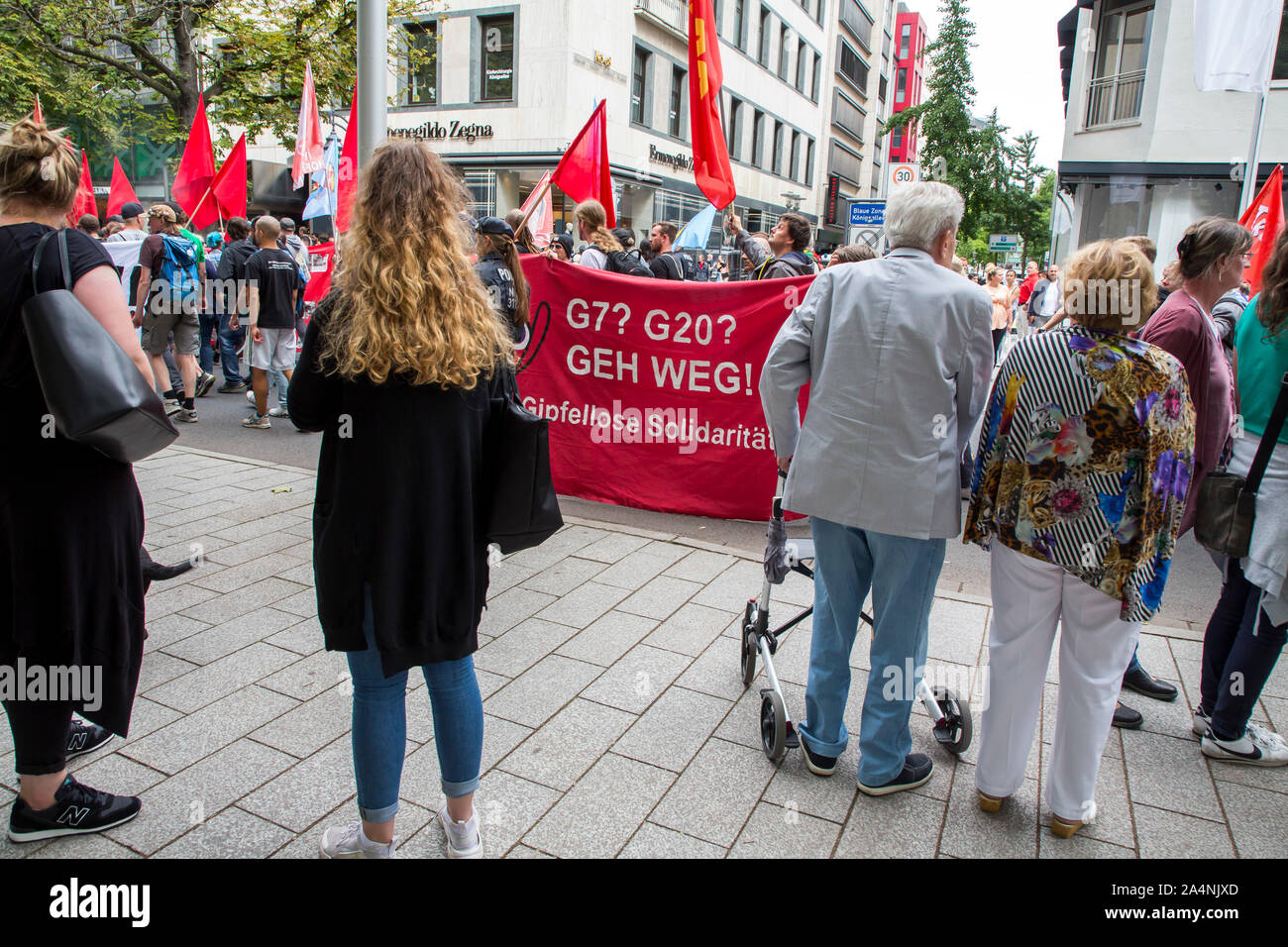 Links Antifa, Demo in der Innenstadt von Düsseldorf, in der Königsallee, DER Einkaufsstraße Kö, Kontraste, Stockfoto