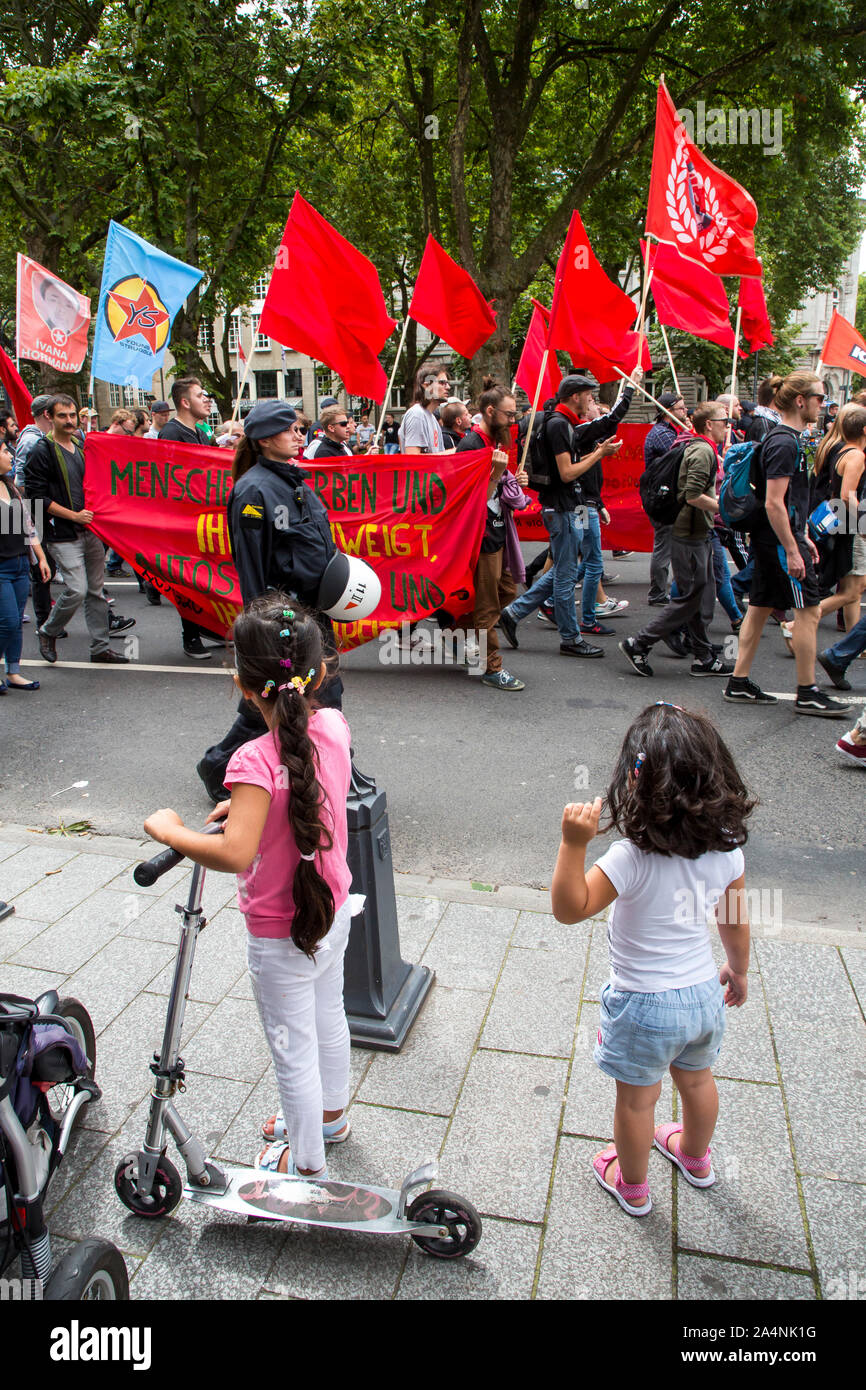 Links Antifa, Demo in der Innenstadt von Düsseldorf, in der Königsallee, DER Einkaufsstraße Kö, Kontraste, Kinder, Polizei, Stockfoto