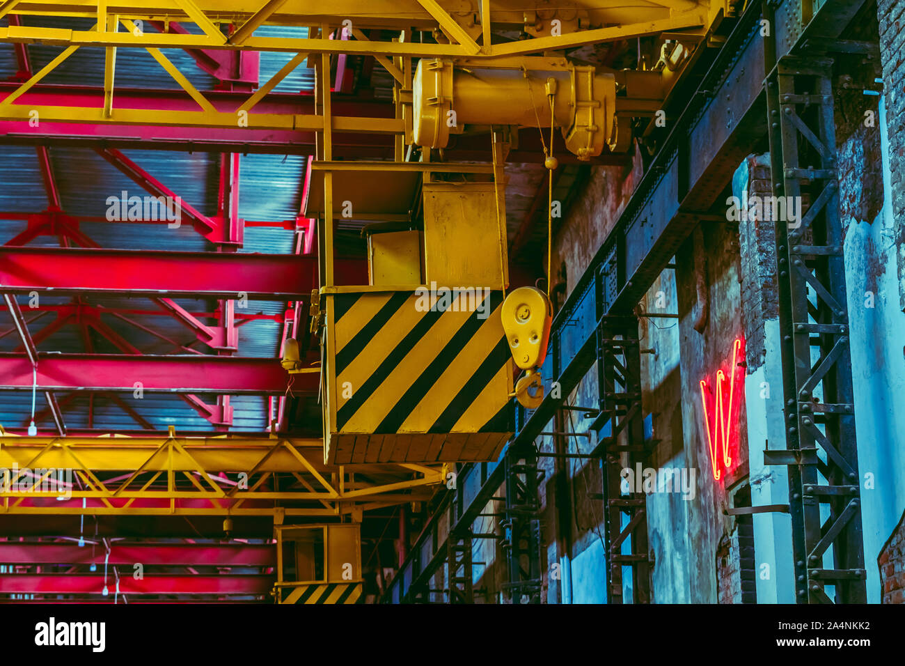 Das Innere der großen industriellen Gebäude oder Fabrik mit Stahlkonstruktionen Stockfoto