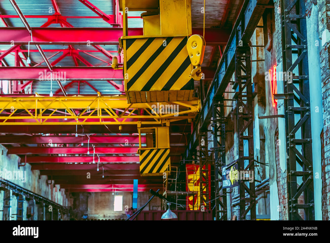 Das Innere der großen industriellen Gebäude oder Fabrik mit Stahlkonstruktionen Stockfoto