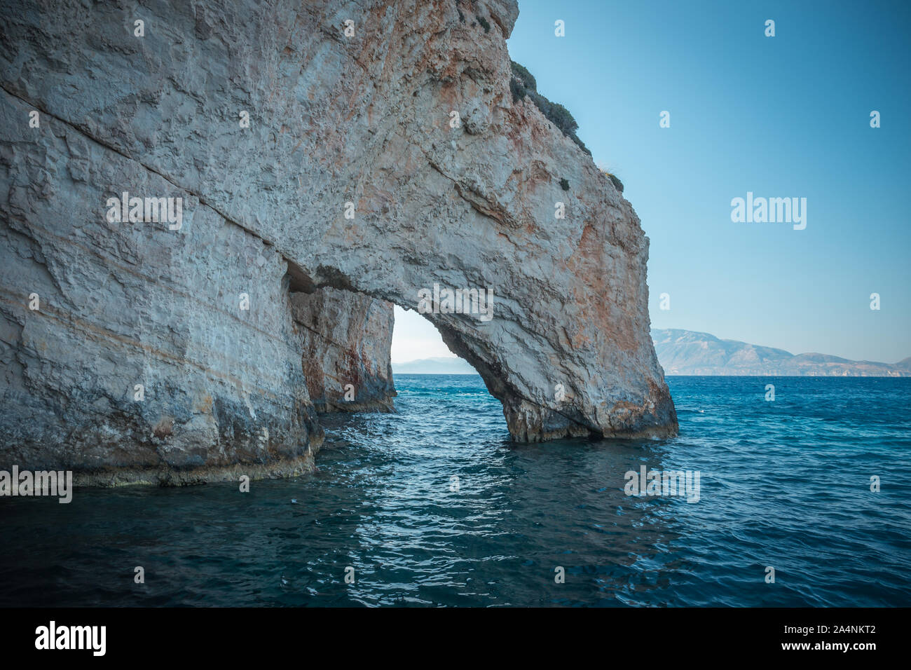 Blue Caves auf Zakynthos Insel, Griechenland. Berühmten Höhlen mit kristallklarem Wasser auf Zakynthos Insel. Stockfoto