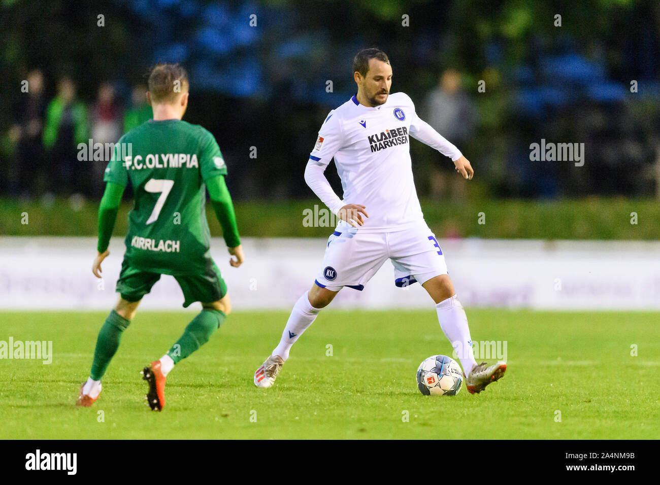 Karlsruhe, Deutschland. 15 Okt, 2019. Anton Fink (KSC) Duelle mit Yannik Kraemer (kirrlach). GES/fussball/2. Bundesliga Freundschaftsspiel: FC Olympia Kirrlach - Karlsruher SC, 15.10.2019 | Verwendung der weltweiten Kredit: dpa/Alamy leben Nachrichten Stockfoto