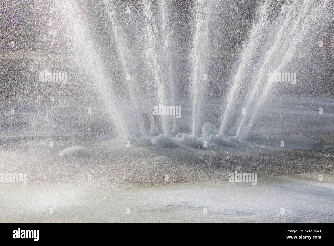 Springbrunnen, Brunnen, im Winter, das Wasser spritzt, trotz Frost, minus Temperaturen, das Wasserbecken eingefroren ist, Stockfoto