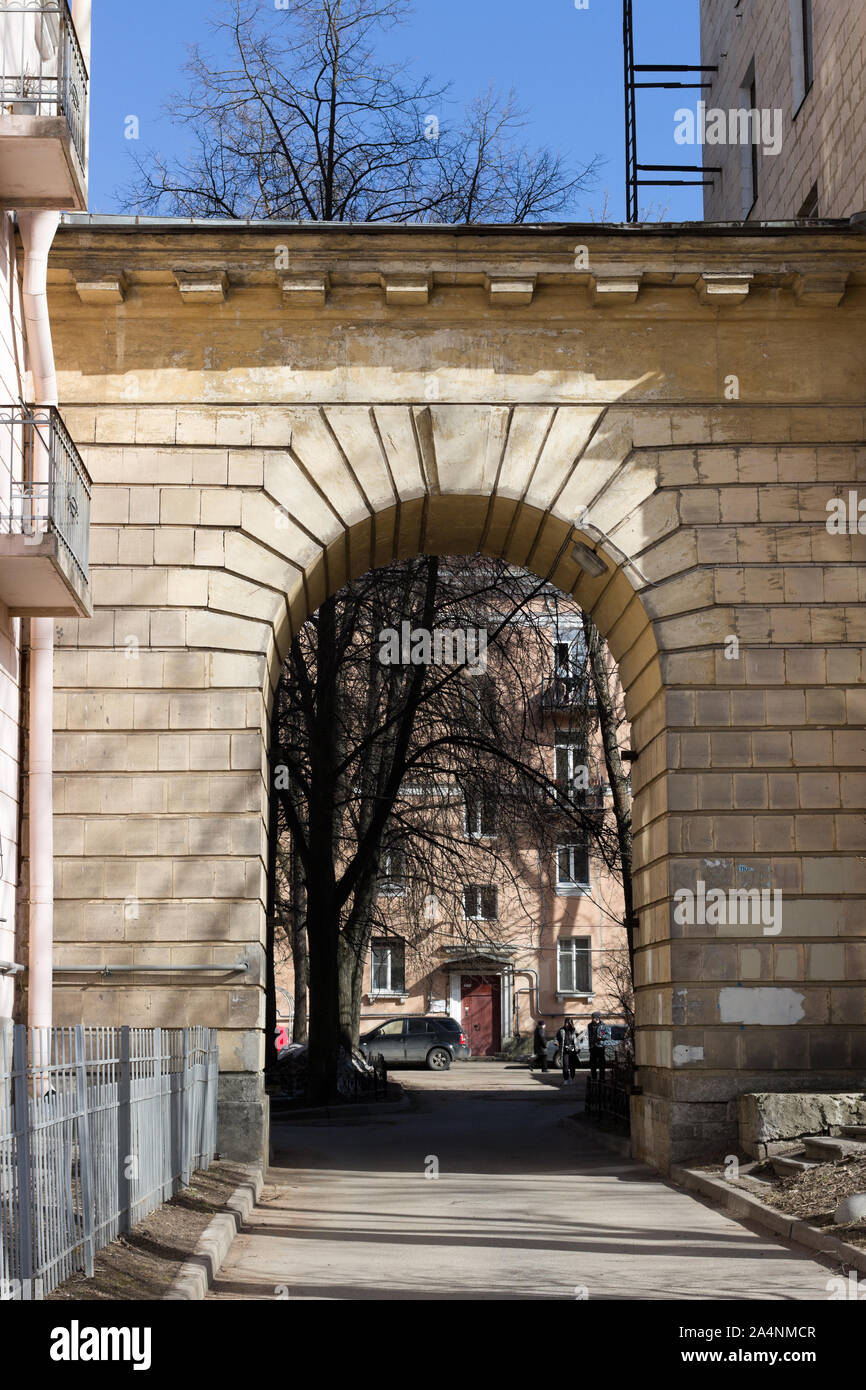 Arch in einem Wohnhaus im Stil der stalinistischen Neoklassizismus Stockfoto