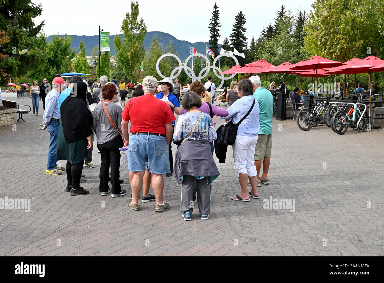 Touristen und einem Reiseleiter, Whistler, British Columbia, Kanada Stockfoto