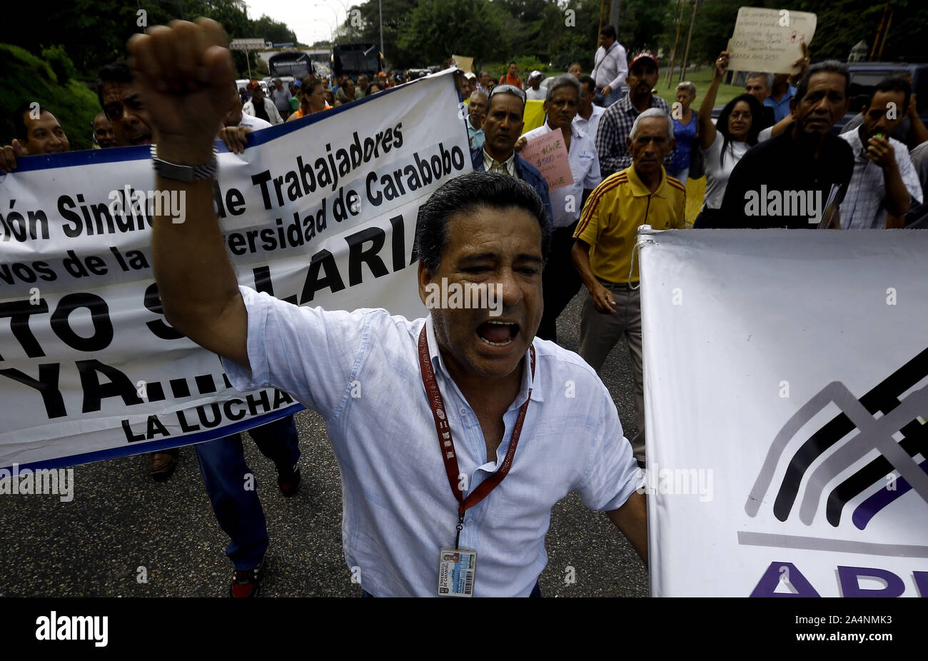 Valencia, Carabobo, Venezuela. 15 Okt, 2019. Oktober 15, 2019. Arbeitnehmer, Arbeiter, Professoren und anderen Mitgliedern der Berufsverbände der Universität von Carabobo, protestierten die Ankündigung der Gehaltserhöhung, die Bs sein würde. 150 Tausend ($ 07) und die gleiche Menge Nahrung bonus, ohne Auswirkungen auf soziale Leistungen. Die Arbeiter betrachten Gehalt sehr wenig, da es sehr weit von der wirtschaftlichen Realität des Landes, und wenn es einen erheblichen Einfluss auf die Inflation, die bereits in Venezuela ist hoch. Der Protest in der Stadt Valencia stattfand, carabobo Zustand. Foto: Juan Carlos Stockfoto