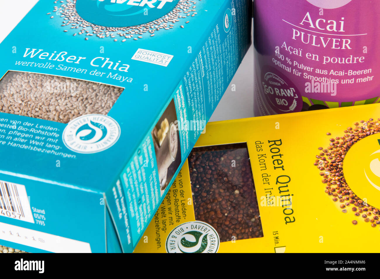 Verschiedene Superfood Produkte, Chia Samenkorn-körner, Quinoa Körner, Acai Berry Pulver, Stockfoto