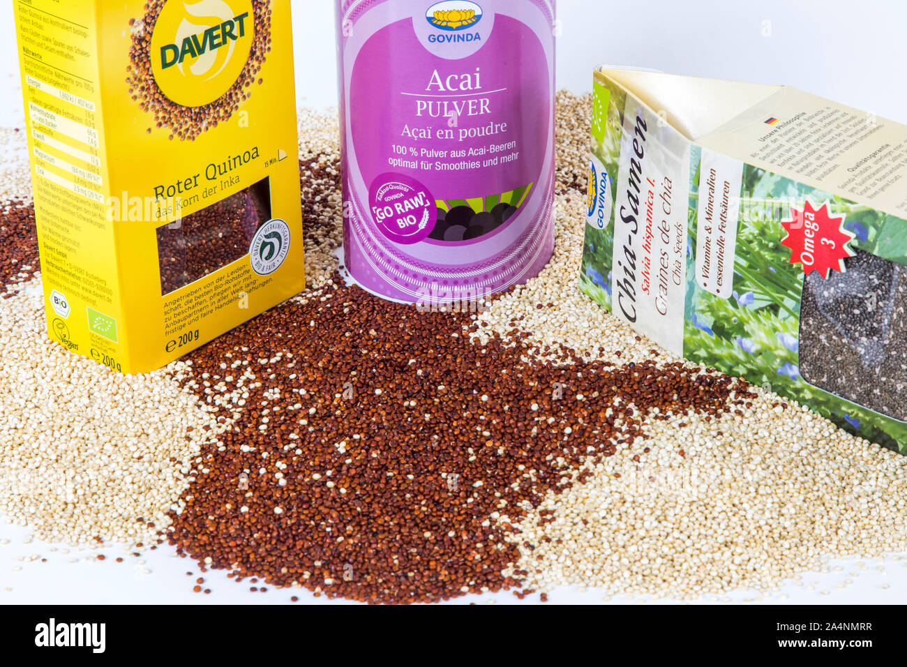 Verschiedene Superfood Produkte, Chia Samenkorn-körner, Quinoa Körner, Acai Berry Pulver, Stockfoto