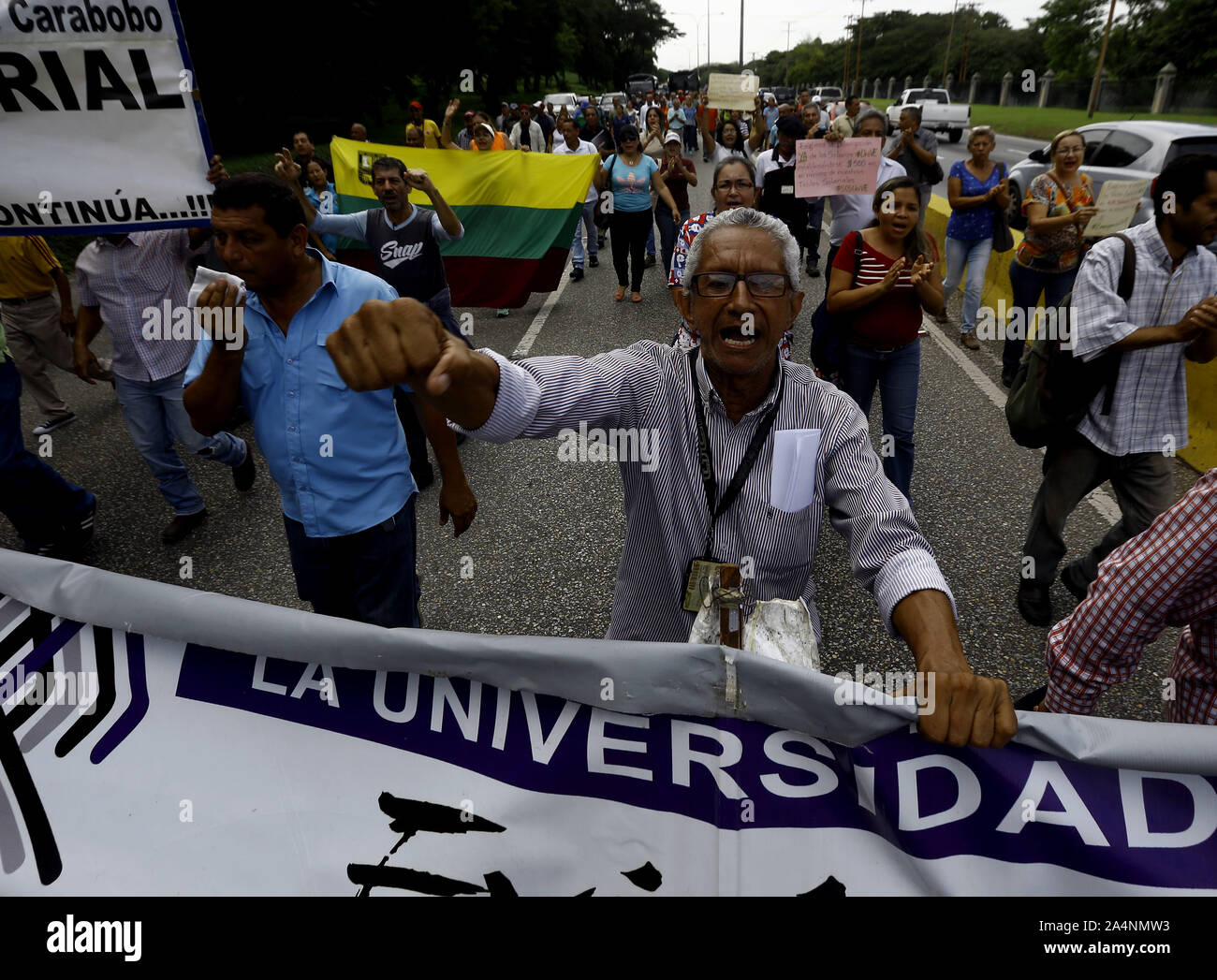 Valencia, Carabobo, Venezuela. 15 Okt, 2019. Oktober 15, 2019. Arbeitnehmer, Arbeiter, Professoren und anderen Mitgliedern der Berufsverbände der Universität von Carabobo, protestierten die Ankündigung der Gehaltserhöhung, die Bs sein würde. 150 Tausend ($ 07) und die gleiche Menge Nahrung bonus, ohne Auswirkungen auf soziale Leistungen. Die Arbeiter betrachten Gehalt sehr wenig, da es sehr weit von der wirtschaftlichen Realität des Landes, und wenn es einen erheblichen Einfluss auf die Inflation, die bereits in Venezuela ist hoch. Der Protest in der Stadt Valencia stattfand, carabobo Zustand. Foto: Juan Carlos Stockfoto