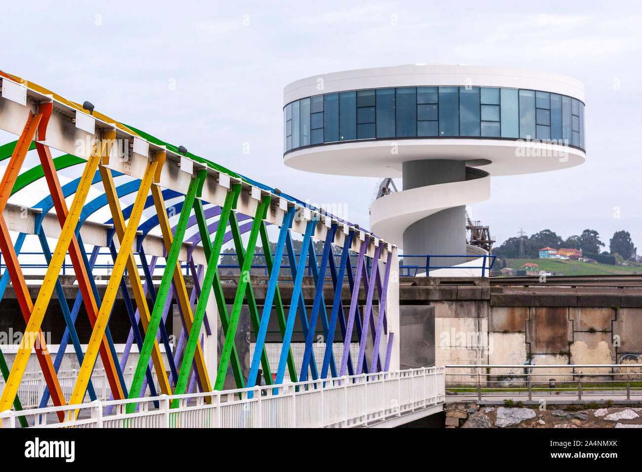 Puente de San Sebastián, farbig von Ramón Rodríguez gemalt, an Oscar Niemeyer International Cultural Centre, Avilés, Asturien, Spanien Stockfoto