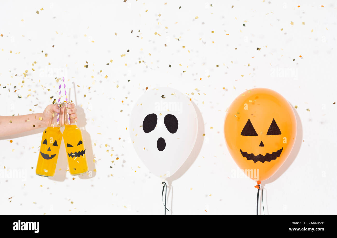 Happy Halloween Party mit gelben Cocktails und Ballons Stockfoto