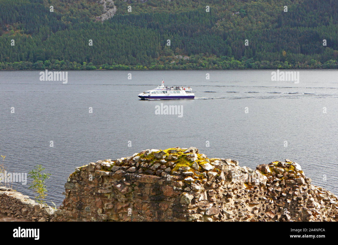 Das Boot Kreuzfahrt Vergangenheit Urquhart Castle am Loch Ness, Schottland, Großbritannien, Europa. Stockfoto