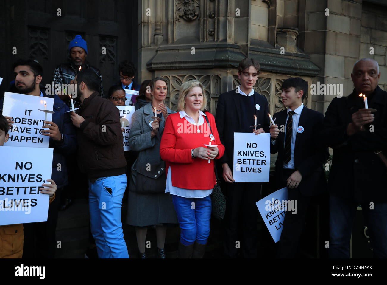 Debbie Makki (Mitte), die Mutter von Yousef Makki bei Kerzenschein Mahnwache außerhalb der Kathedrale von Manchester, wo der es nicht geschehen darf - Manchester Messer Kriminalität Gipfel stattfindet. Stockfoto