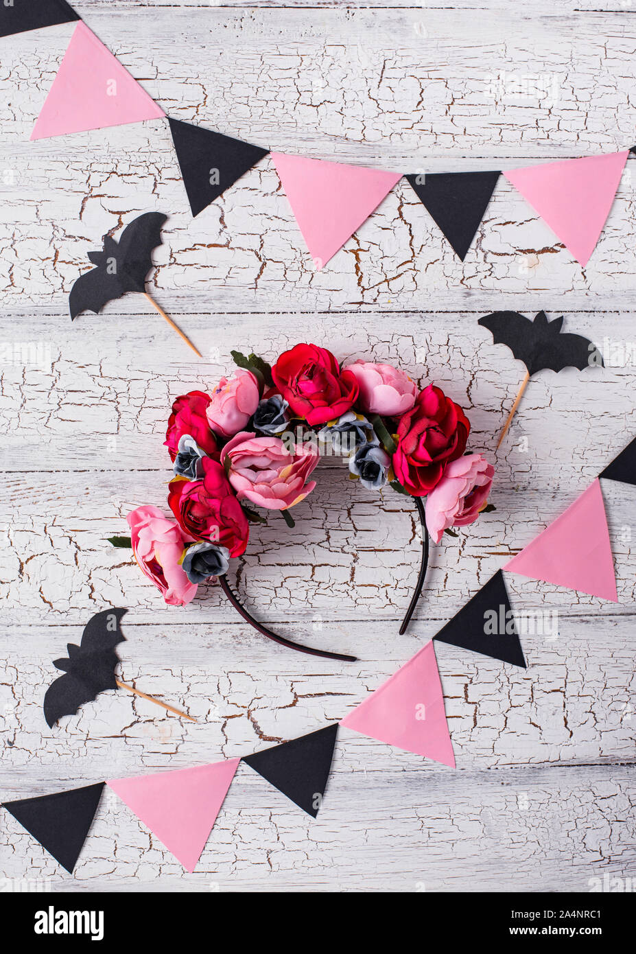 Halloween Kranz mit rosa Blüten Stockfoto