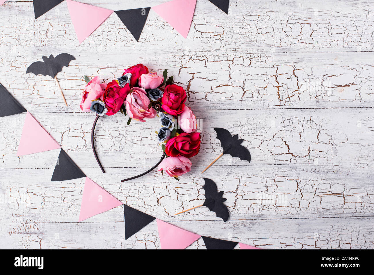 Halloween Kranz mit rosa Blüten Stockfoto