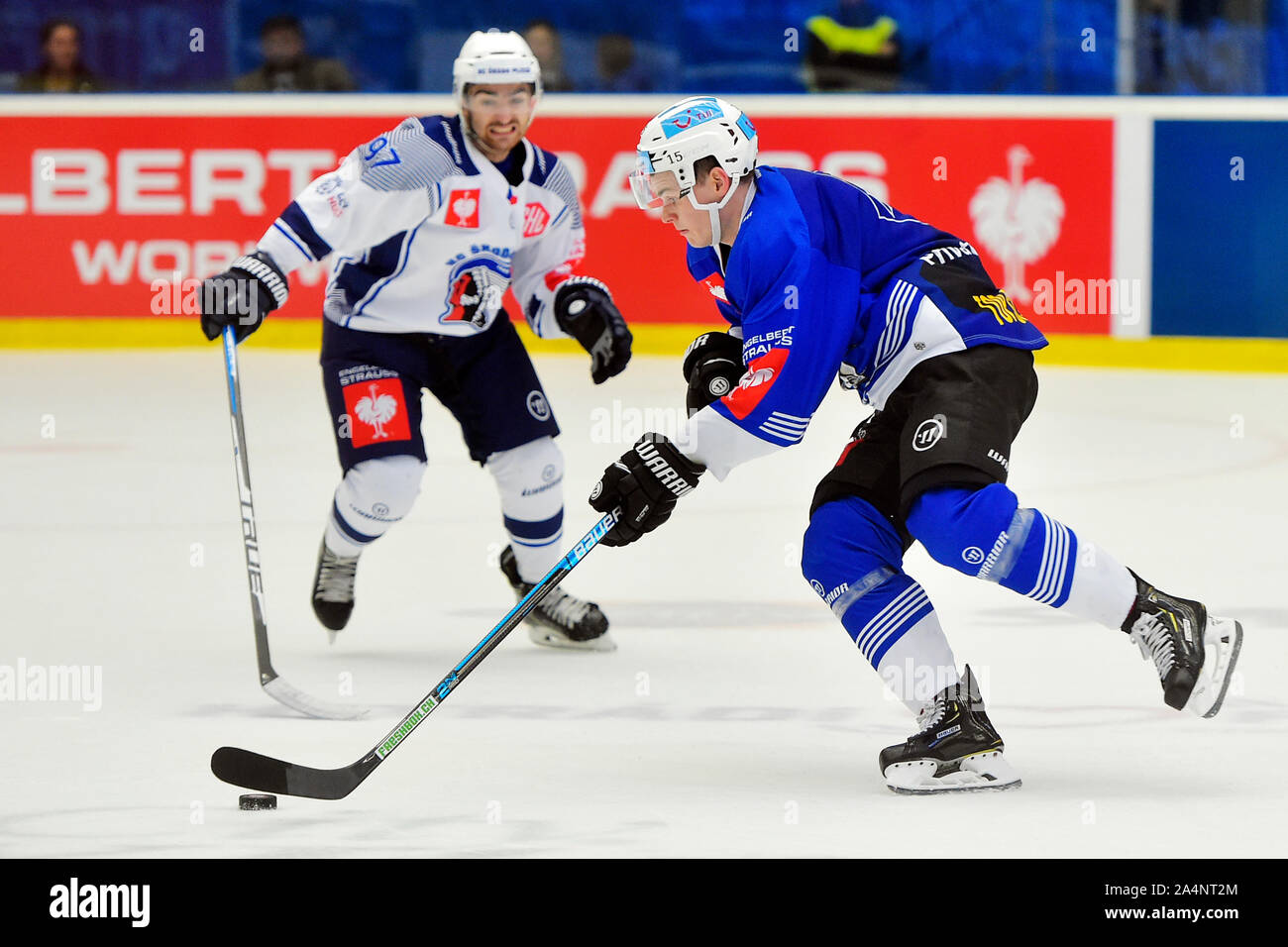 Pilsen, Tschechische Republik. 15 Okt, 2019. L-R Lukas Kanak (Pilsen) und Gregor Hofmann (Zug) in Aktion während der Eishockey Champions League Gruppe B: HC Skoda Plzen - EV Zug, in Pilsen, Tschechische Republik, 15. Oktober 2019. Credit: Miroslav Chaloupka/CTK Photo/Alamy leben Nachrichten Stockfoto