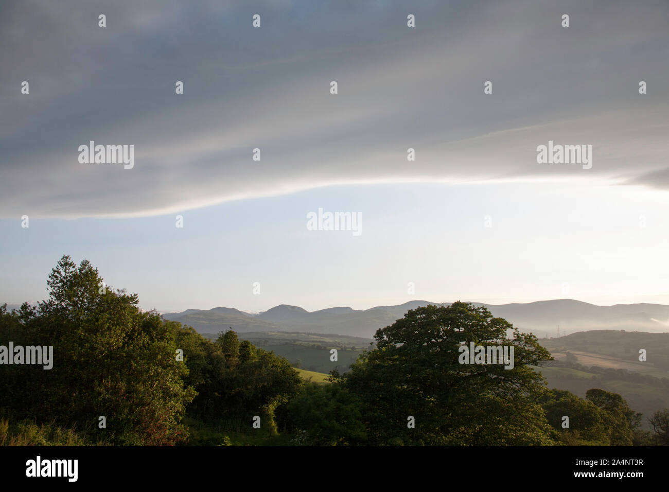 Cloud framing Berge entlang das Tal von Conwy in die Berge von Snowdonia an einem Sommermorgen in der Nähe des Dorfes Eglwysbach Conwy in Wales Stockfoto