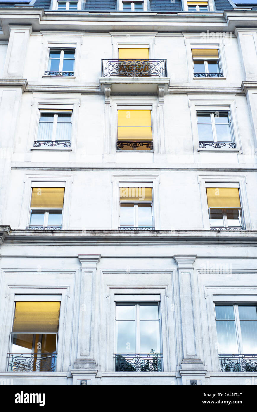 Vorderansicht des Apartment Gebäude in Genf, Schweiz Stockfoto