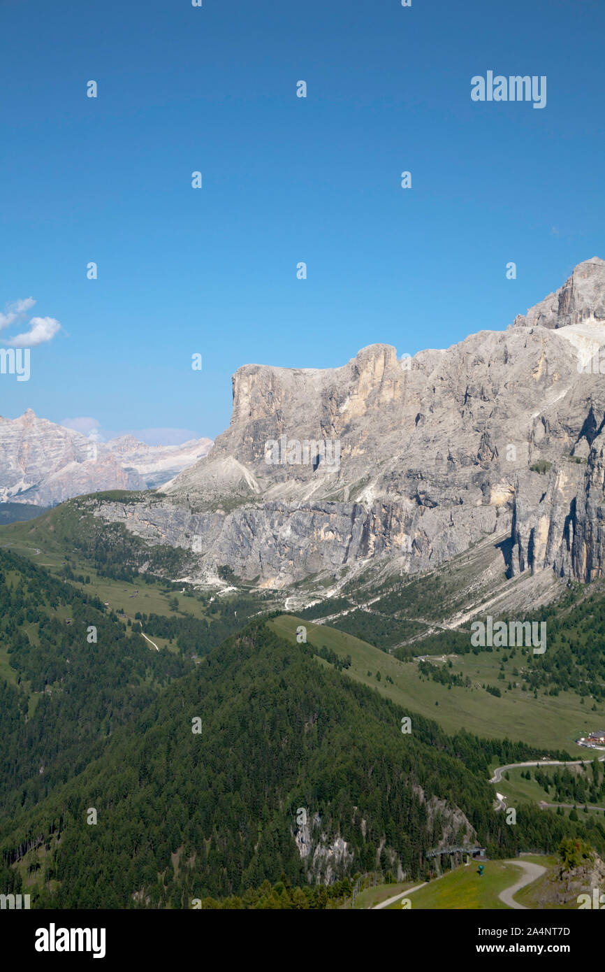 Die Grödner Joch grodner zwischen der Sella Gruppe und Grand Cir der Fanes Massiv im Abstand Wolkenstein Gröden Dolomiten Italien Stockfoto