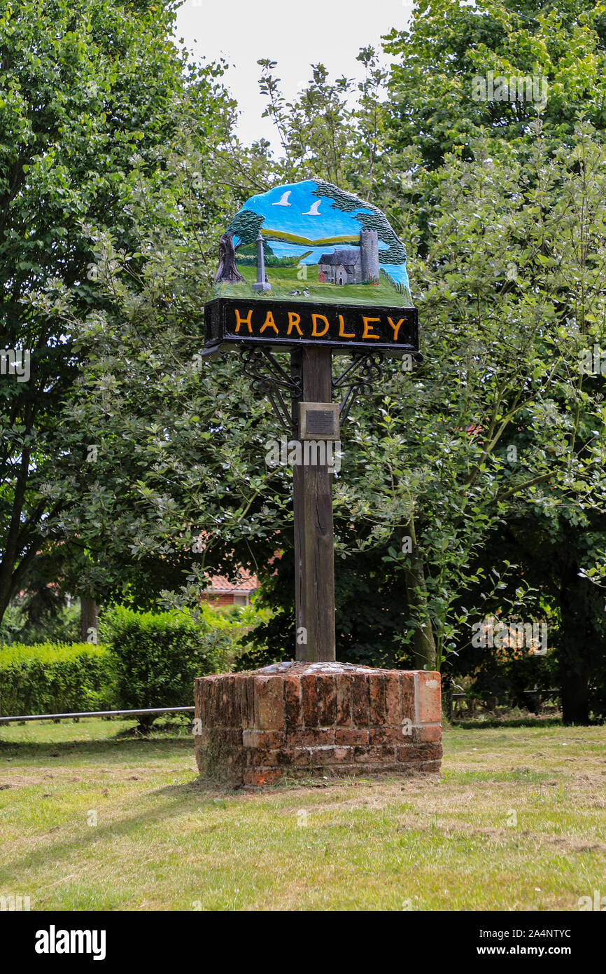 Ein Ortsschild für Hardley, Norfolk, England, Großbritannien Stockfoto