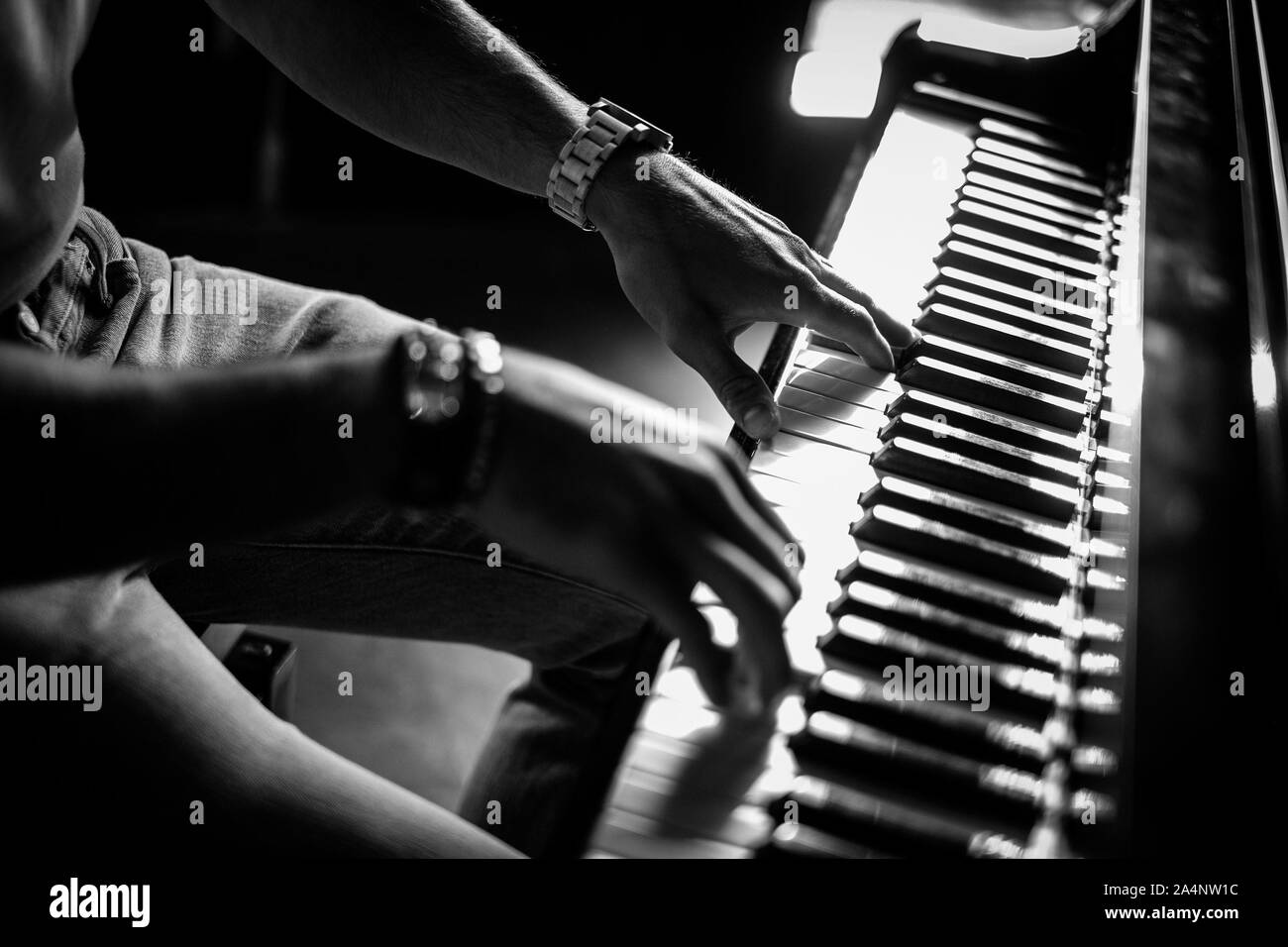 Ein Mann spielt Musik auf dem Klavier Stockfoto