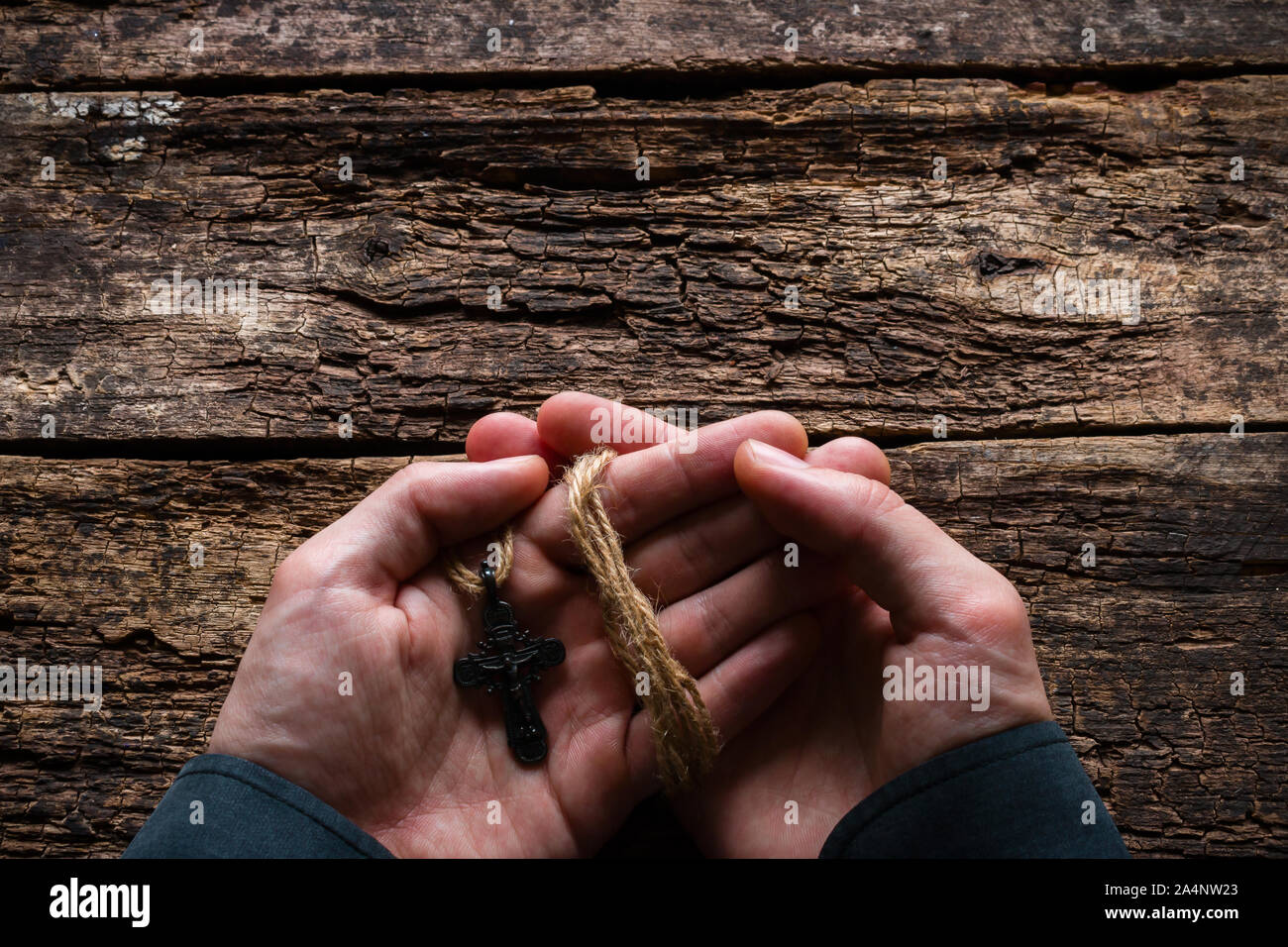 Mann hält ein Kreuz Stockfoto