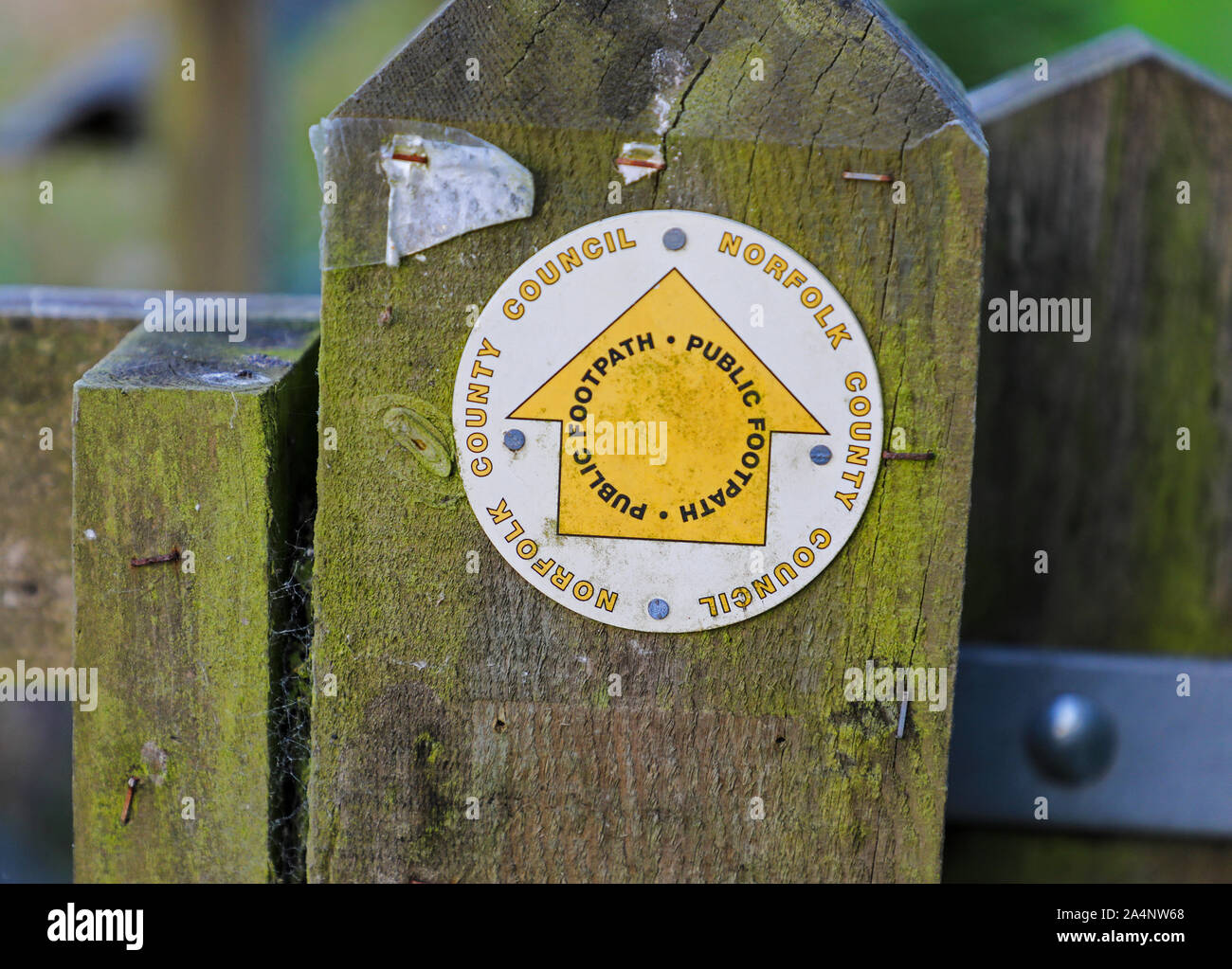 Ein öffentlicher Weg anmelden oder Wegweiser von Norfolk County Council, Norfolk, England, UK zur Verfügung gestellt Stockfoto
