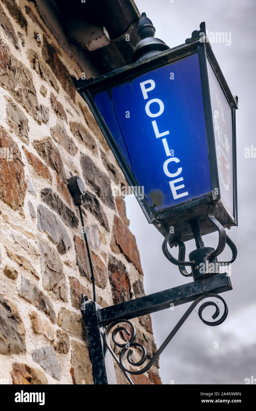 Ein original Polizei Lampe an der Wand der South Moulton Polizeistation. Stockfoto