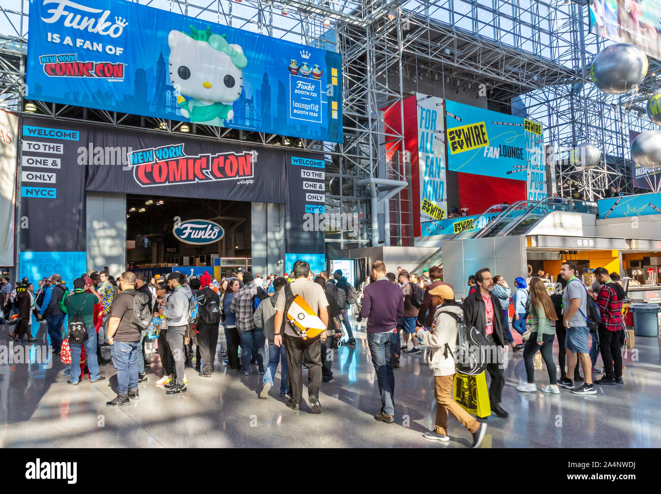 Besucher und Fans nehmen an der New York Comic Con Comic-, Film- und Übereinkommen. Stockfoto