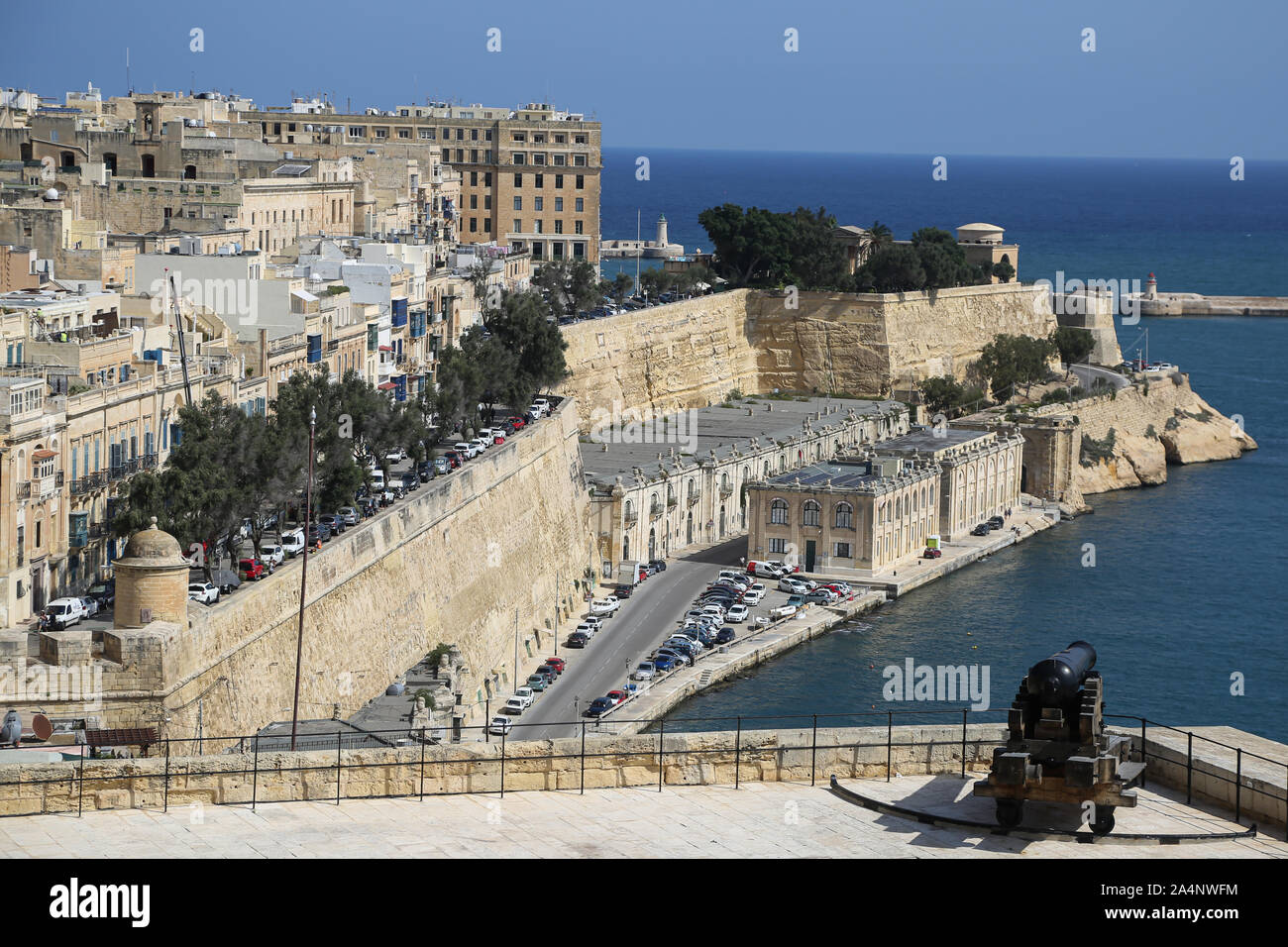 Eine allgemeine Ansicht des unteren Barrakka Gärten von vom oberen Barrakka Gärten in Valletta auf der Insel Malta genommen Stockfoto