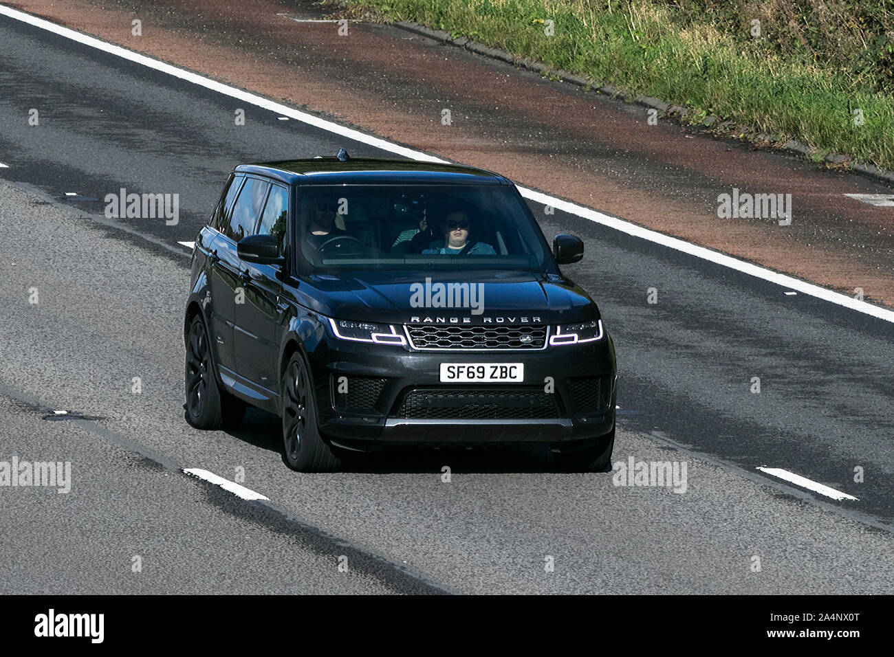 2019 Land Rover Range Rover Sport HSE SDV; Reisen auf der Autobahn M6 in der Nähe von Preston in Lancashire, Großbritannien Stockfoto