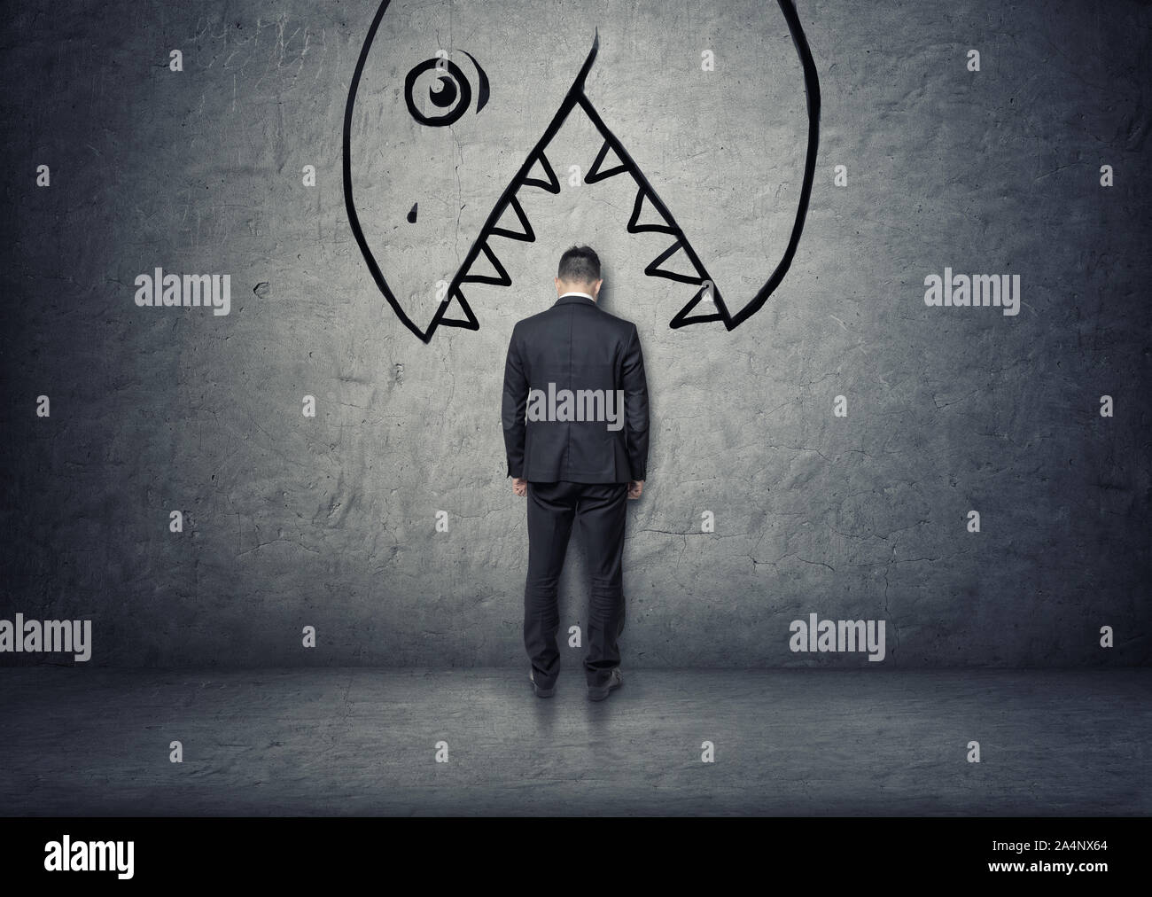 Geschäftsmann mit seinem Kopf zwischen die Zähne der großen Hand gezeichneten Monster bereit, ihn zu essen Stockfoto