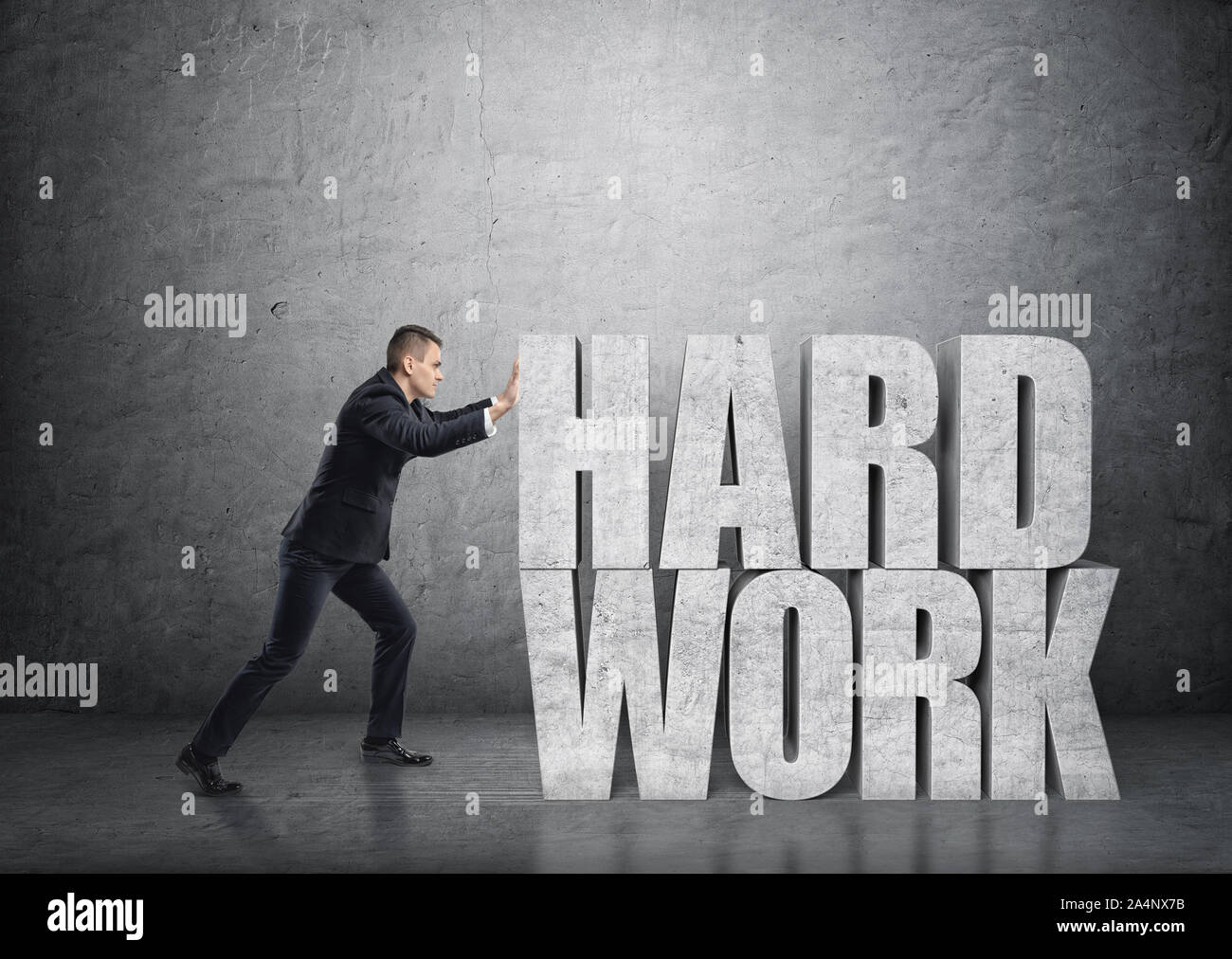 Seitenansicht eines Geschäftsmannes drücken große 3d konkrete 'Arbeit' Wörter Stockfoto