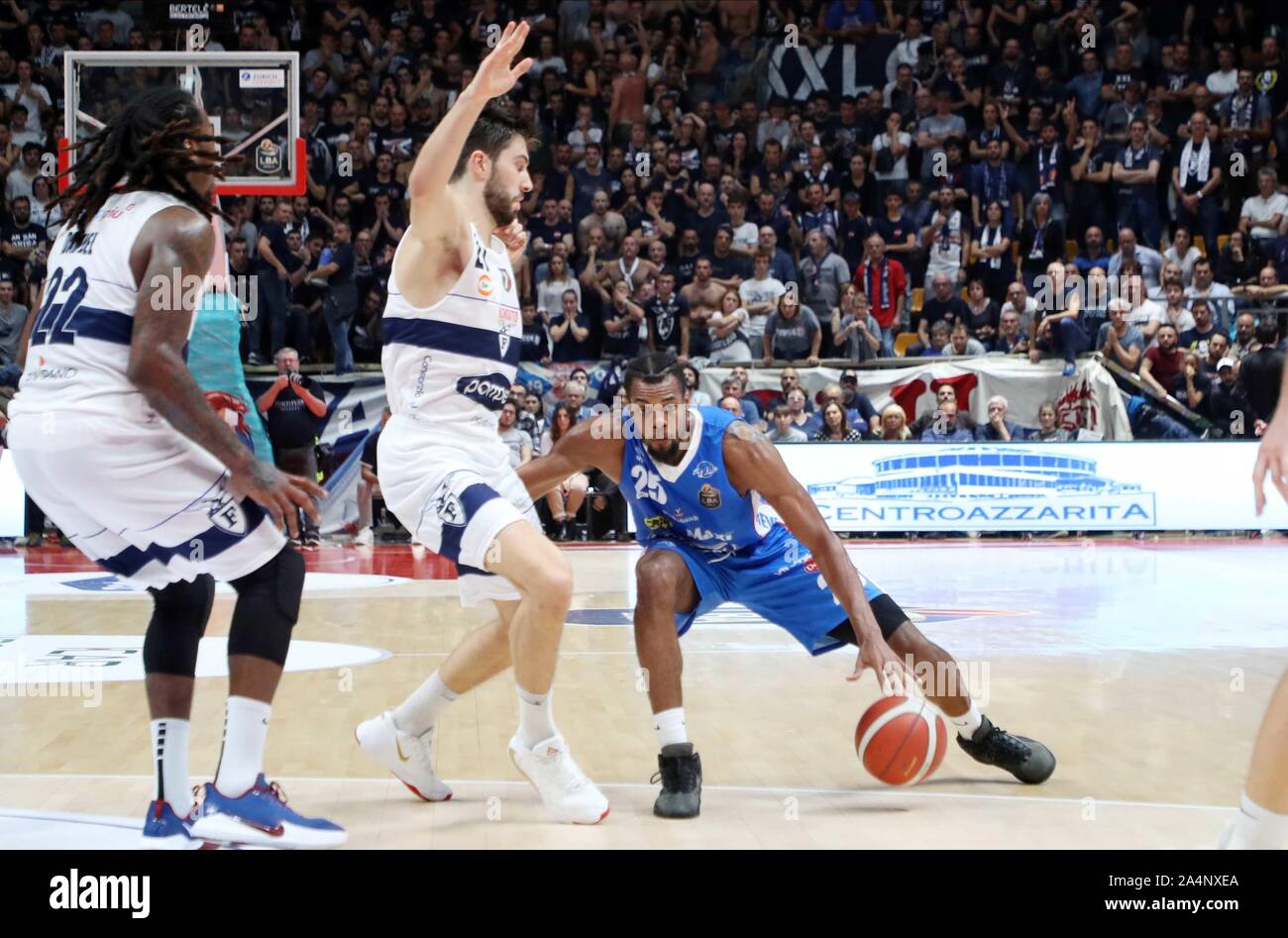 Charles Cooke III, De'Longhi Treviso, durchkreuzt von Rok Pompea Stipcevic, Fortitudo Bologna, Sünde, während Fortitudo Bologna vs De Longhi Trevi Stockfoto