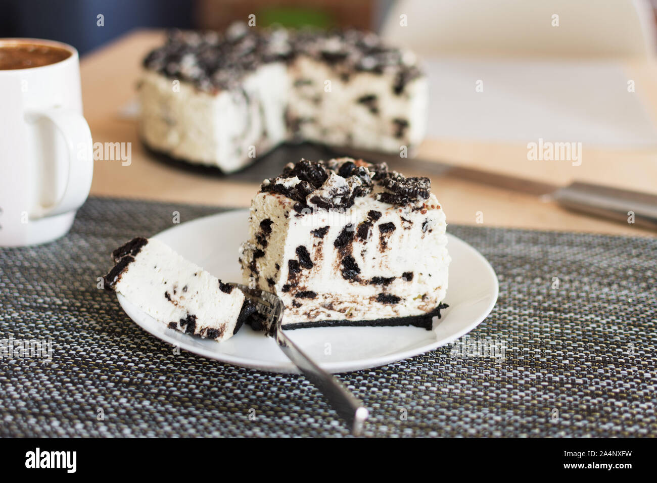 Ungebackene cremige Käsekuchen mit Schokolade Kekse und Rahm Kekse. Stockfoto