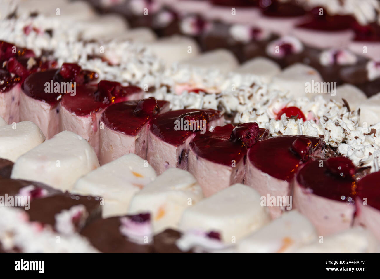 Eingerichtete Platte mit verschiedenen Kuchen, Marmelade und Kirschen Stockfoto
