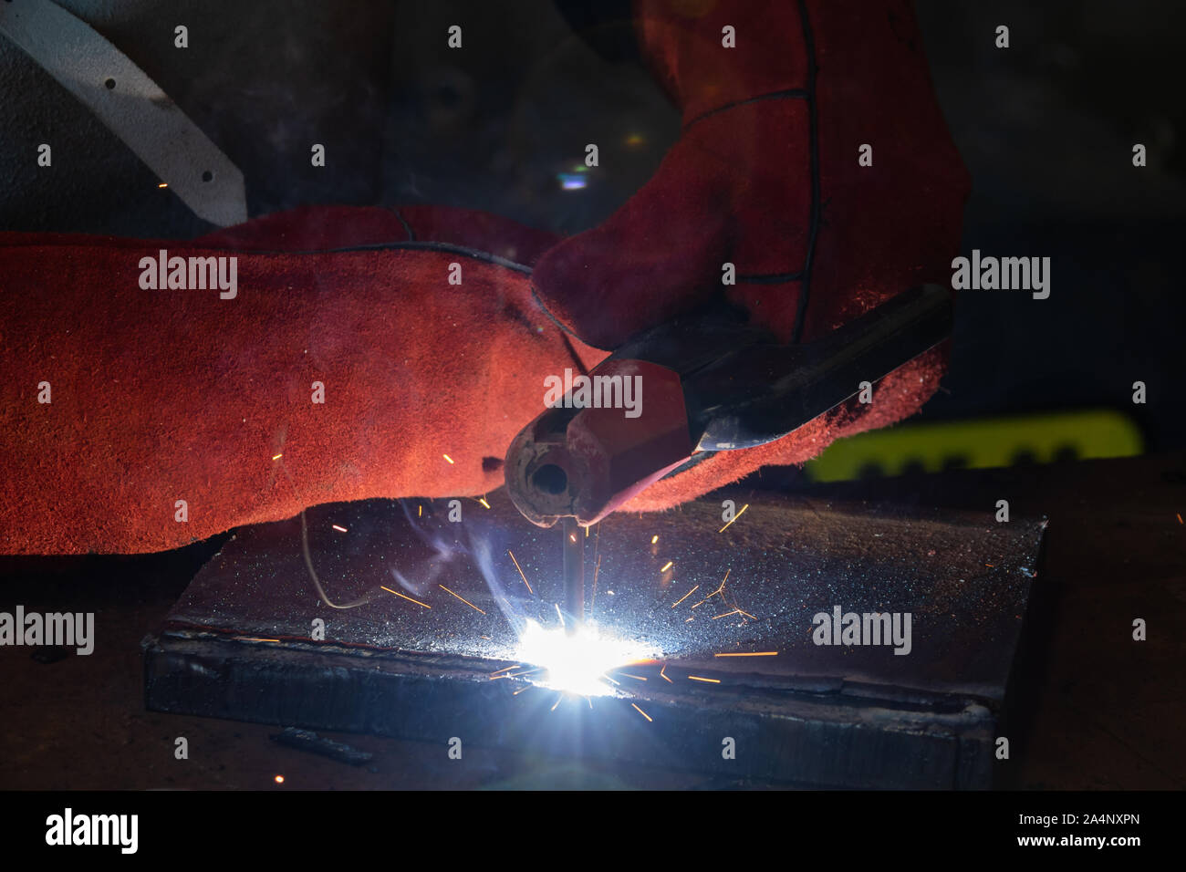 Motswana Schweißgerät Arbeiter in einer Botswana Workshop, Schweißen zwei Teile aus Metall Stockfoto
