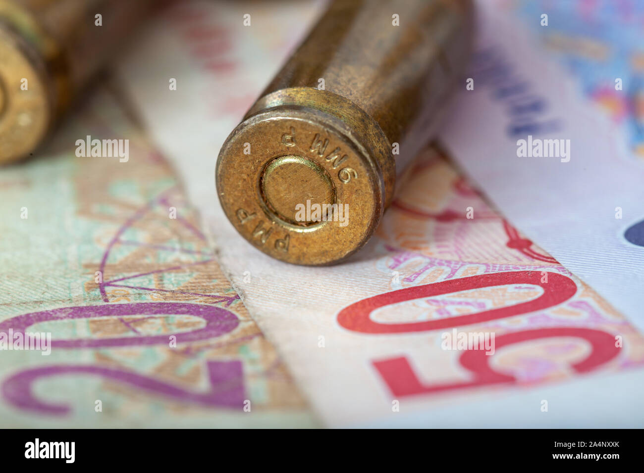 Dirty afrikanischen Geld zusammen mit Kugeln kriminelle Aktivitäten, Pula, Rand Stockfoto