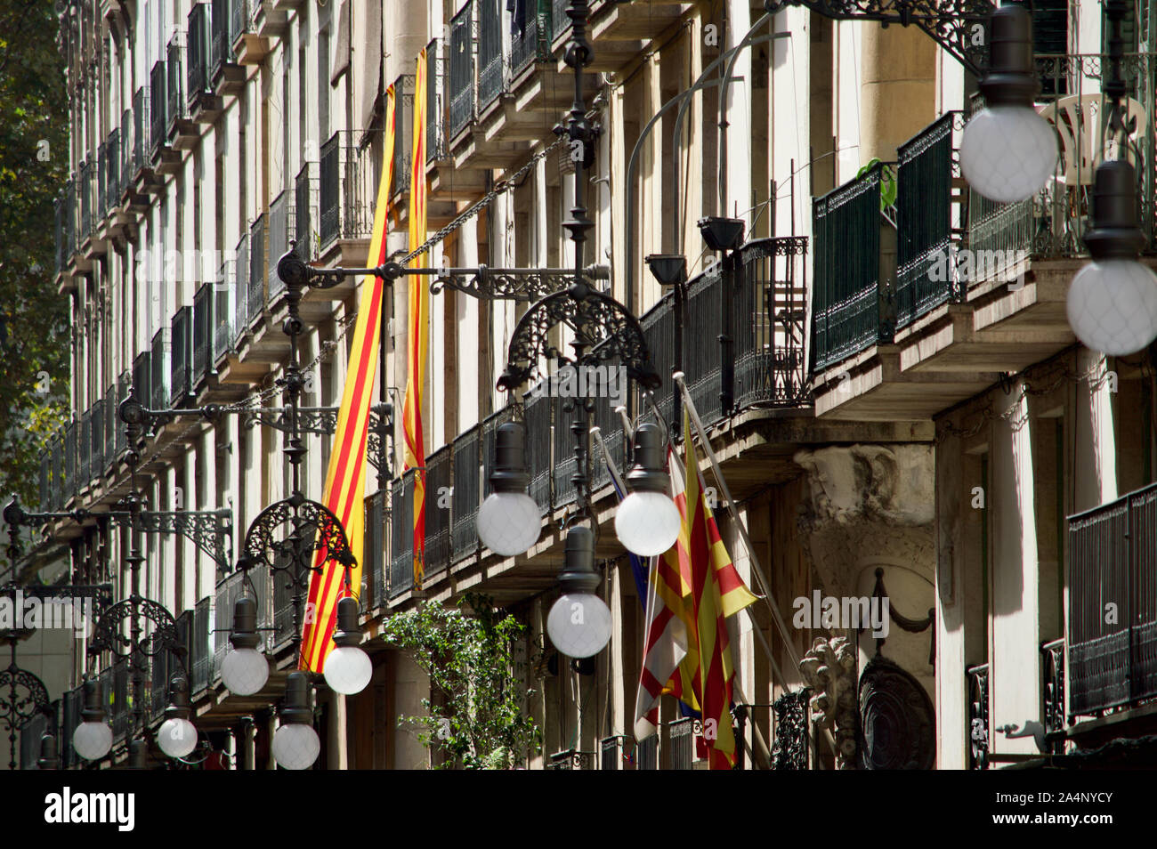 Die senyera Flagge hängen von den Gebäuden auf einer Straße in Barcelona, Spanien Stockfoto