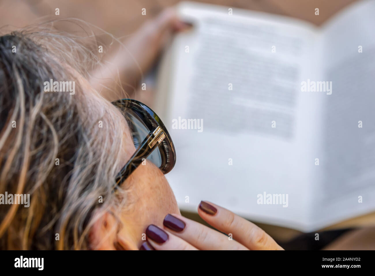 Frau mittleren Alters im Buch lesen Übung absorbiert. Stockfoto