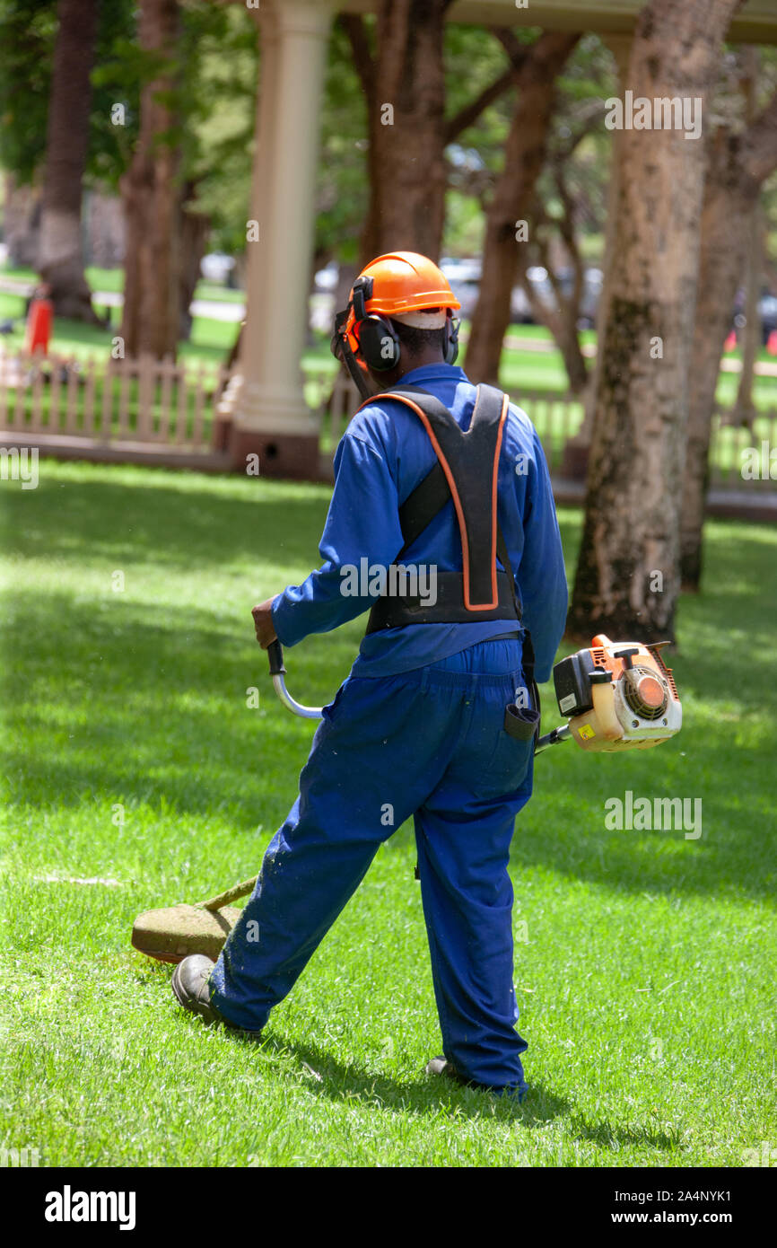 Gras schneiden, afrikanischen Mann mit Benzin cutter Stockfoto