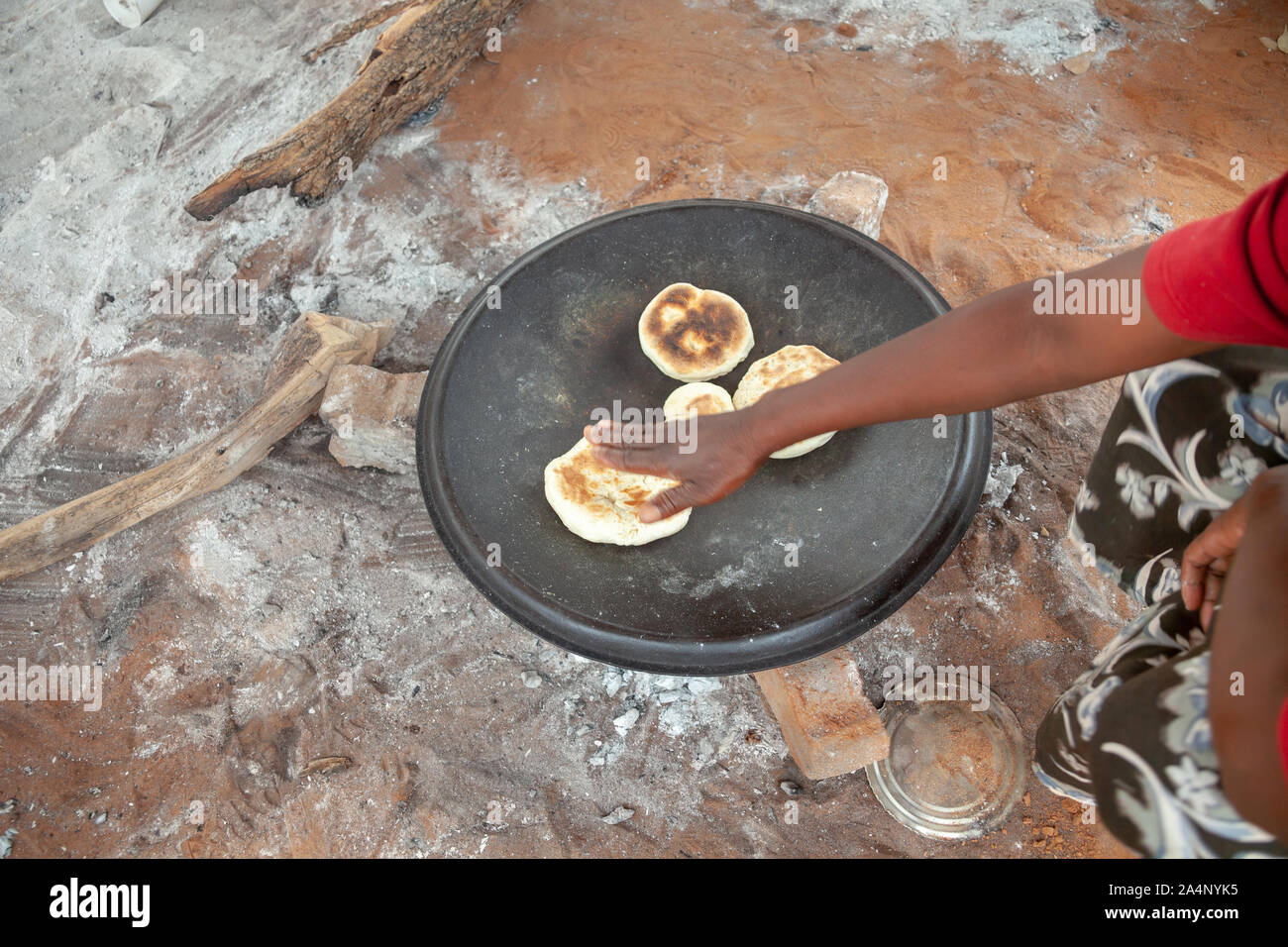 Traditionelle afrikanische Speisen diphaphatha frische Brötchen, gekochte draußen im Hof Stockfoto