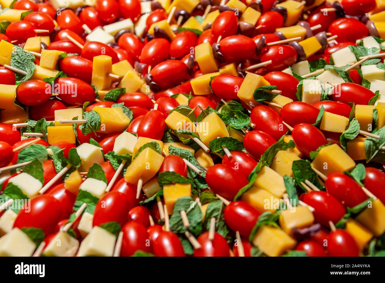 Kirsche Tomaten, Käse, Oliven und Basilikum essen Platter mit zahnstocher Kebab, Stockfoto