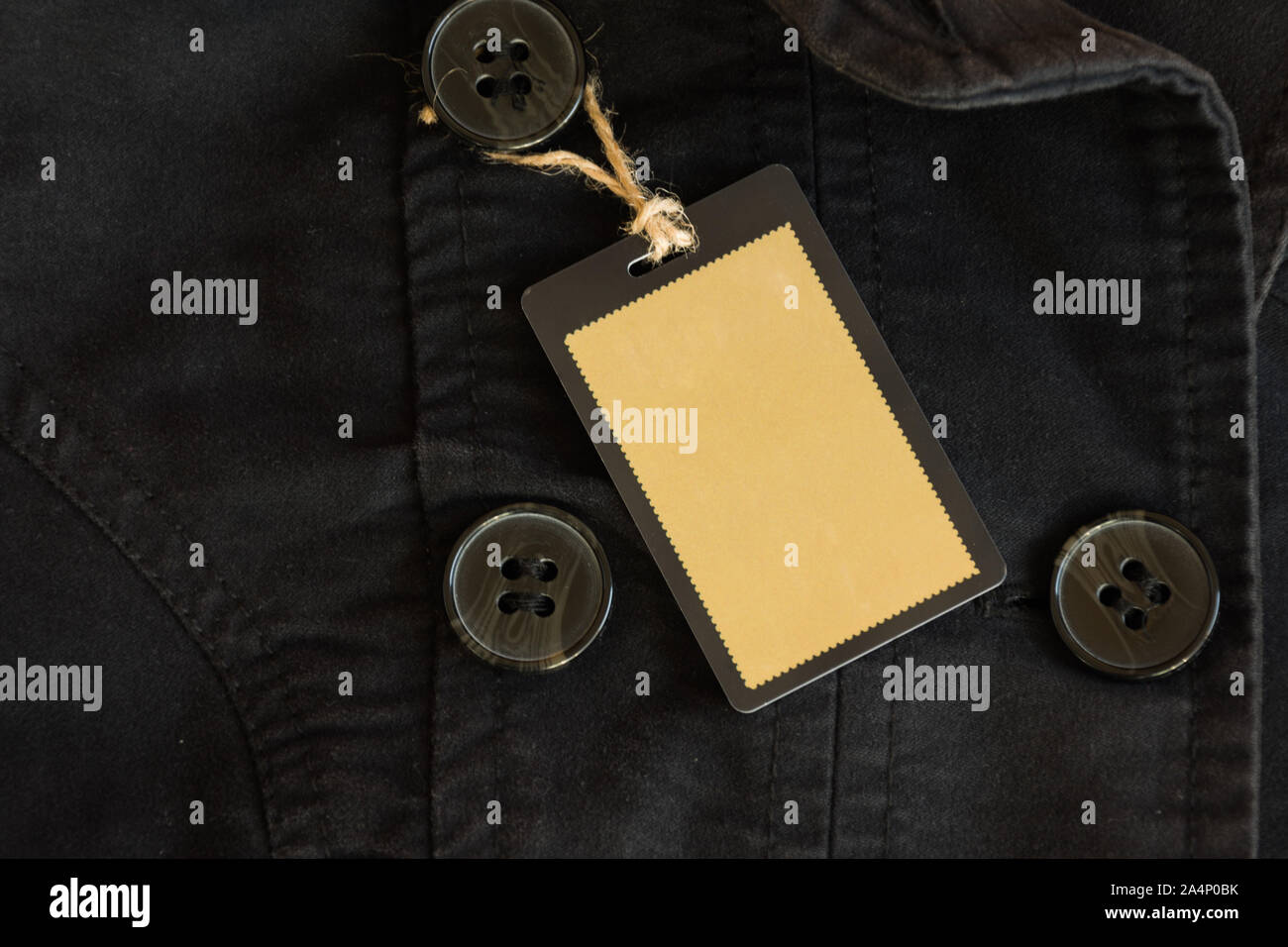 Leeres Etikett auf schwarzes Fell. Leere Bezeichnung. Mockup für Design. Stockfoto