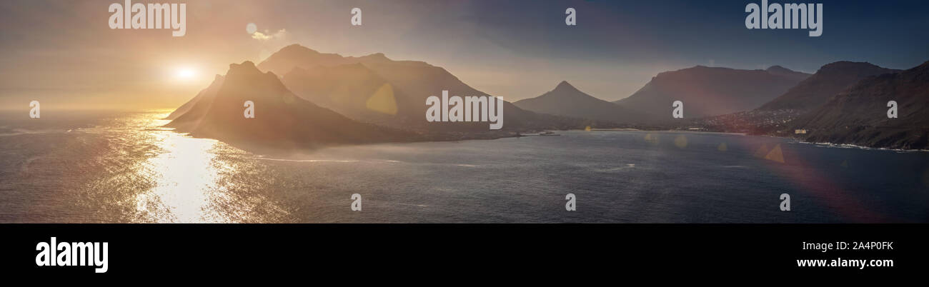 Berge und Meer Sonnenuntergang Panorama in Cape Point in Kapstadt, Südafrika Stockfoto